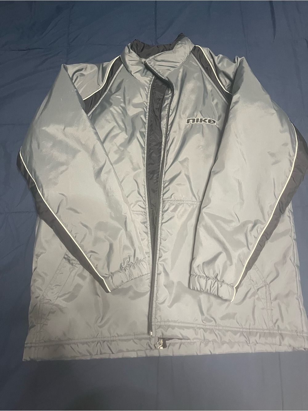 Vintage Nike Men’s Silver-Gray Puffer Jacket